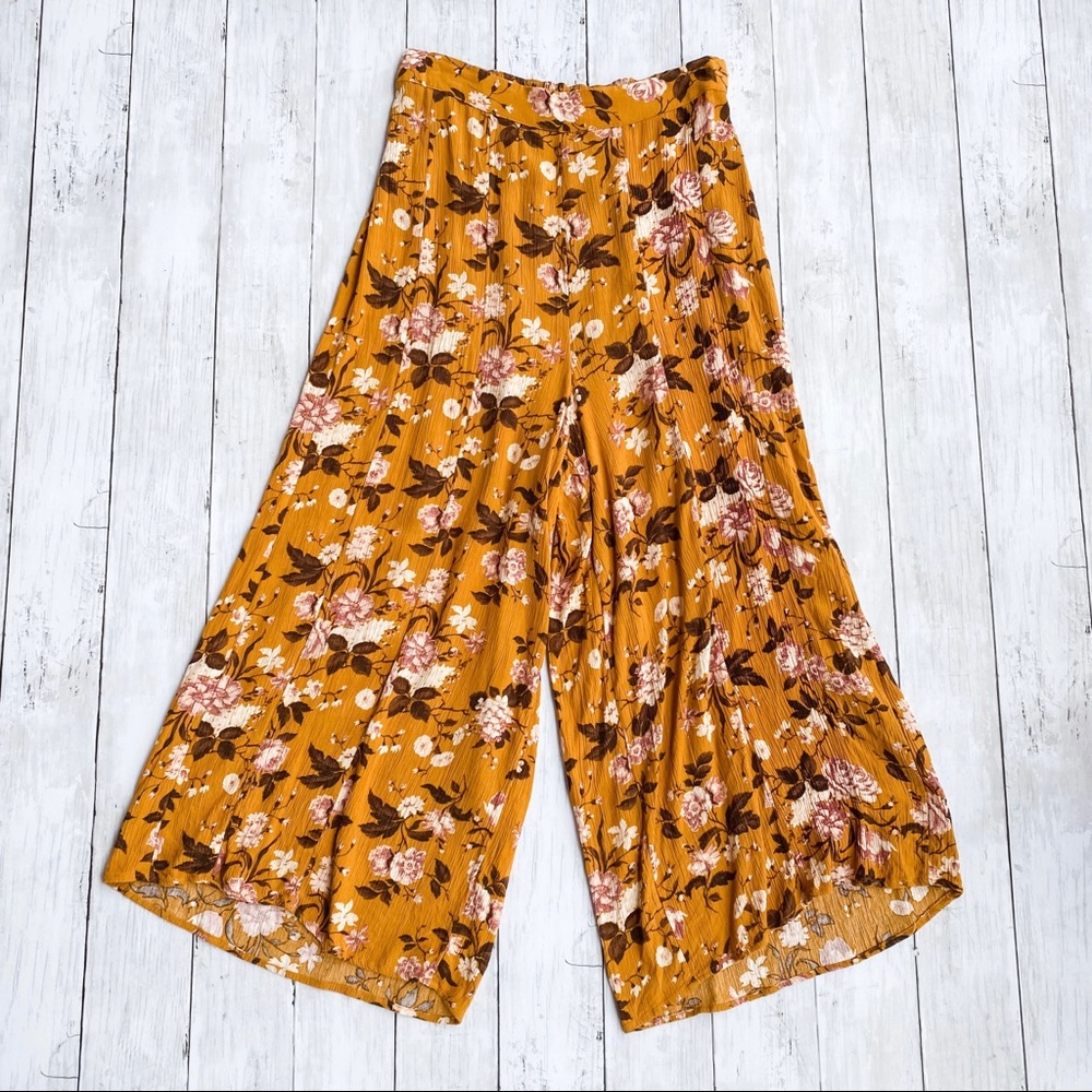 AEO Floral Palooza Cropped Pants Size Small